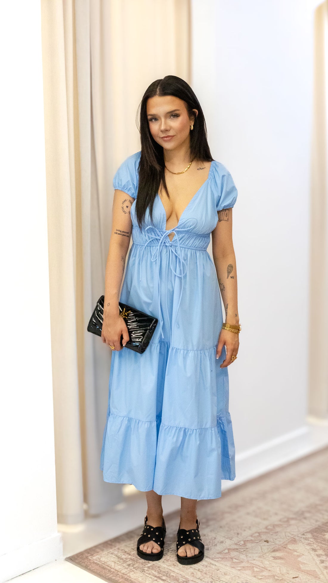 V NECK TIERED MIDI DRESS
