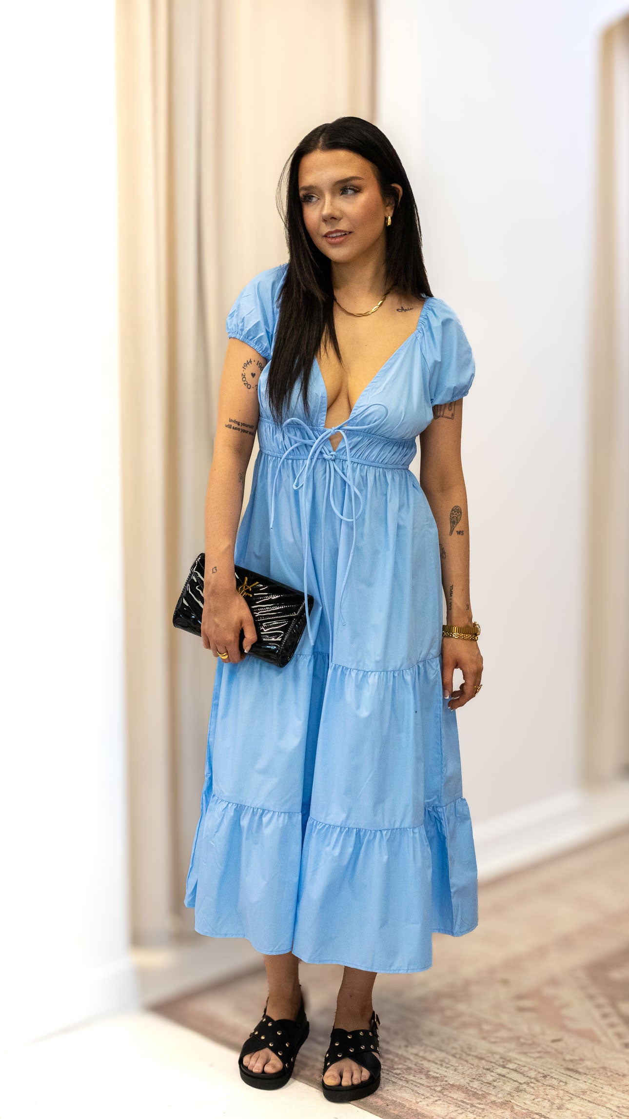 V NECK TIERED MIDI DRESS